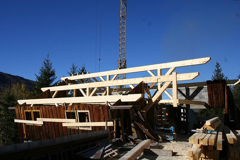 Montage d'un chalet en bois par Alpes Charpentes SARL à Meribel