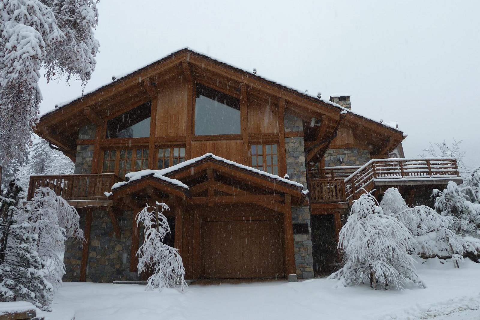 Chalet en bois réalisée par Alpes Charpentes à Courchevel (Savoie 73)