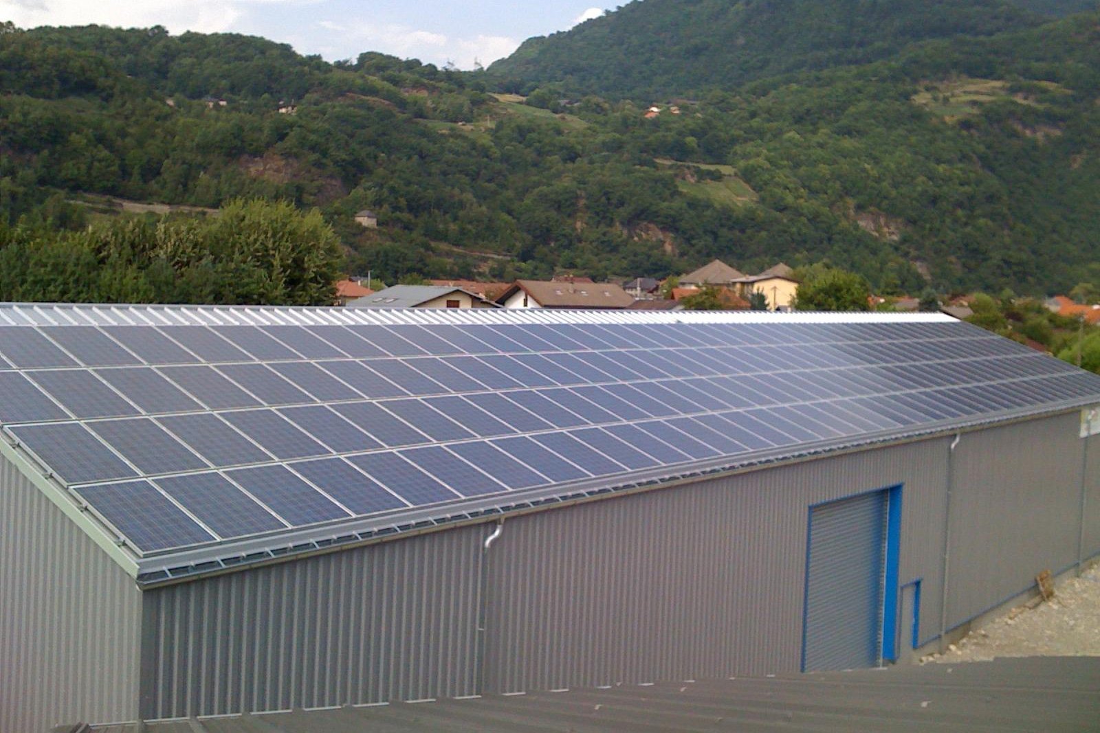 Pose de panneaux photovoltaïque sur une centrale à Albertville (Savoie 73)